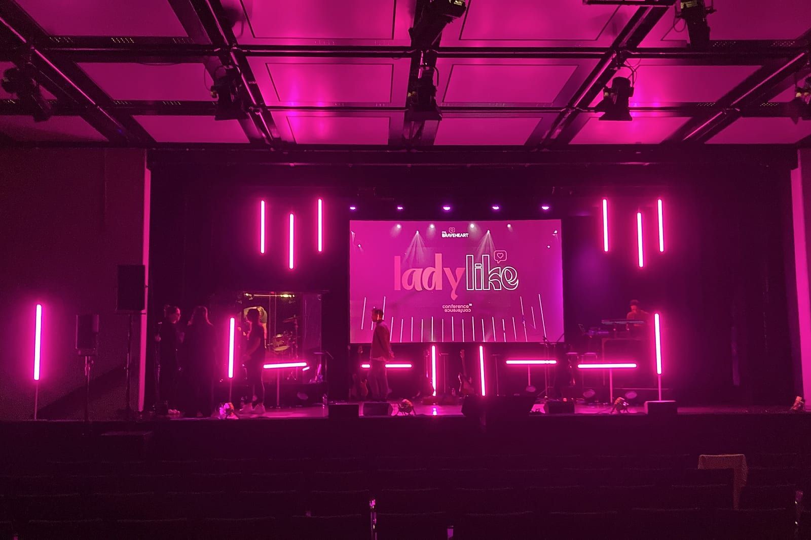 Bühne mit LED-Stäben in Magenta